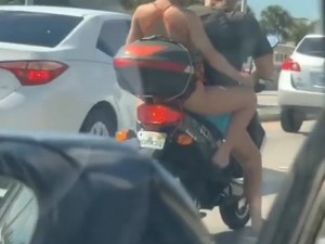 Американка си бръсне краката в движение на скутер ВИДЕО