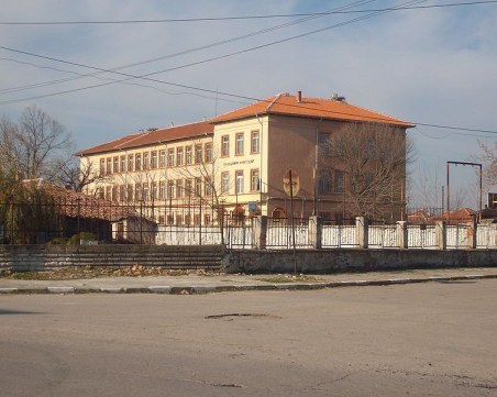 Баща шамароса съученик на сина си пред класа в пловдивско село