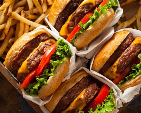 Блогърка печели стотици хиляди лири като яде по 10 000 калории на ден