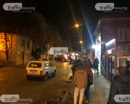 Гърмят пиратки! Чуват се взривове, гори магазин за фойерверки в Пловдив! ВИДЕО+СНИМКИ*