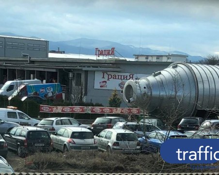 Камион с извънгабаритен товар затрудни движението в Пловдив