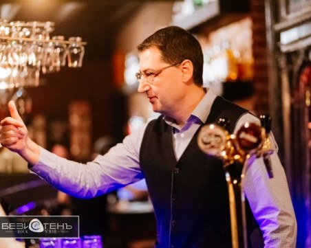 Кметът Иван Тотев наля над 100 бири в рок бар в Пловдив ФОТОГАЛЕРИЯ