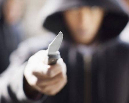 Мъж не успя да получи пратката си в поща в Кърджали, извади нож