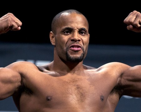 Шампион на UFC се контузи, като кихна