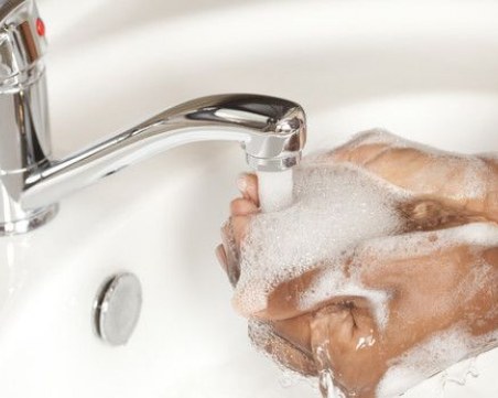 Телевизионен водещ не си е мил ръцете от 10 години! Защо?