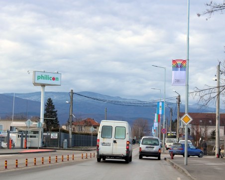 За първи път: Монтираха знамена на Коматевско шосе СНИМКИ