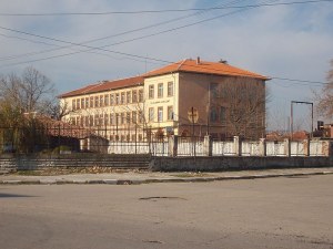 Баща шамароса съученик на сина си пред класа в пловдивско село