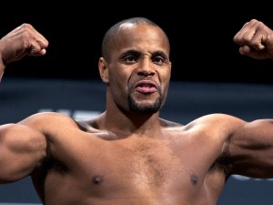 Шампион на UFC се контузи, като кихна