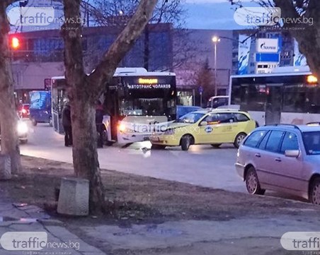 Автобус се заби в такси на кръстовище в Пловдив СНИМКИ