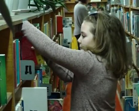 Наградиха 8-годишната Илияна, прочела 111 книги за година