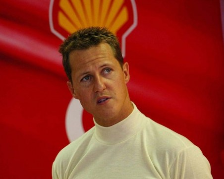 Шумахер – седи на тераса, увит в одеяло. Подобрява ли се?