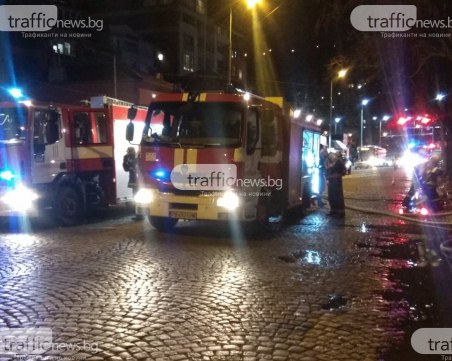 Стока за стотици левове се е взривила от пожара в магазина за пиратки в Пловдив ВИДЕО