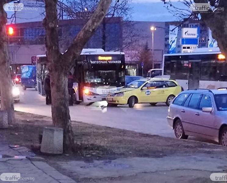 Автобус се заби в такси на кръстовище в Пловдив СНИМКИ