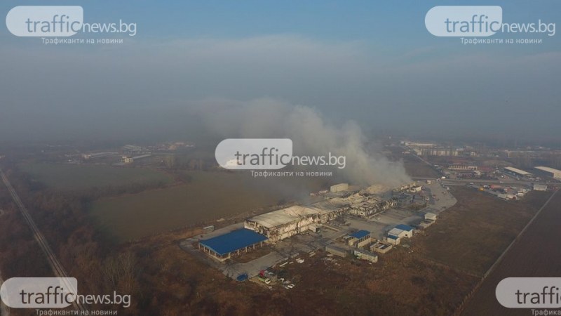Пожарникари продължават да дежурят край унищожения завод във Войводиново