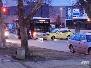 Автобус се заби в такси на кръстовище в Пловдив СНИМКИ