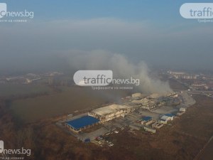 Пожарникари продължават да дежурят край унищожения завод във Войводиново