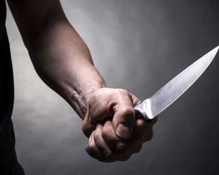 19-годишен скочи на медик с нож в Нова Загора