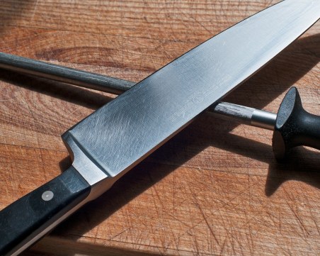 27-годишна нападна баща си с нож, арестуваха я