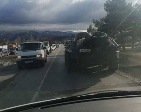 БТР фучи по улиците, смая столичани. Кой ли го извади? За какво ли? СНИМКИ