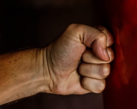 Грозно! Внук върза и преби собствената си баба за... 250 лева и 3 кутии цигари