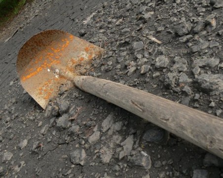 Кирка и лопата не дават министерска заплата! Колко взимат във властта?