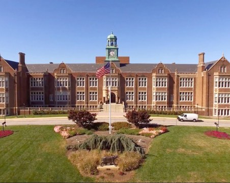 Майка обикаля университета на сина си, за да му намери гадже