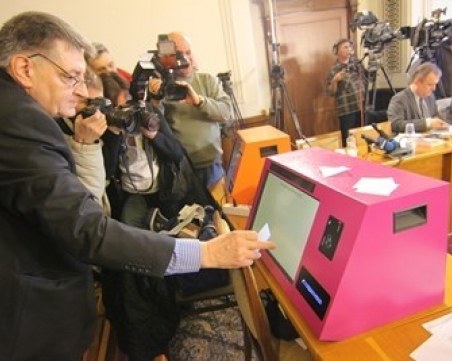 Машините за е-гласуване ще струват по €1900. Купуваме ги!