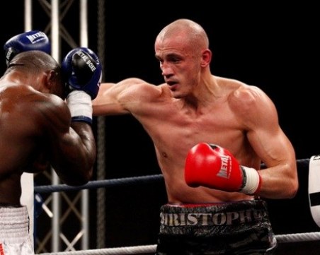 Осъдиха бивш шампион по бокс на Франция заради нападение над полицаи