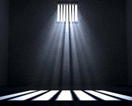 За изхвърлено новородено през тераса в Перник – 18 г. затвор!