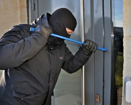 8:36 сутринта, София. Маскиран влиза в банка: Дай парите, бяга!