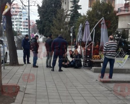 Изнасят полумъртъв млад мъж от жилищна сграда, друг лежи върху тротоар в Бургас