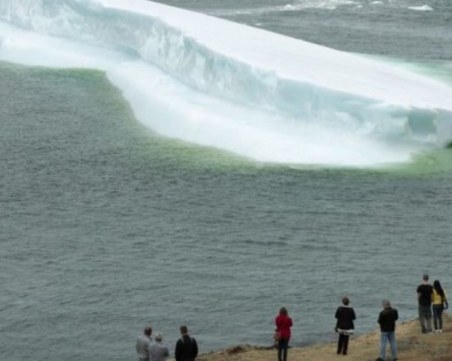 Крадци задигнаха 30 тона... вода от айсберг