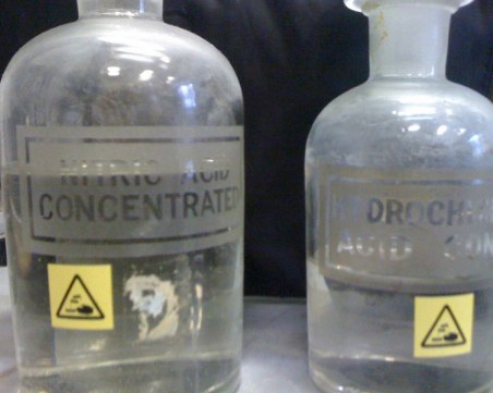 Мъж е с тежки изгаряния, след като бе залят с течност в метрото в Париж