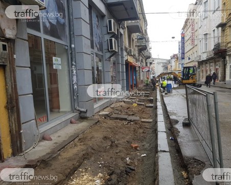 Минус 50% паркоместа: Разкопаха централна улица в Пловдив, правят я по подобие на 