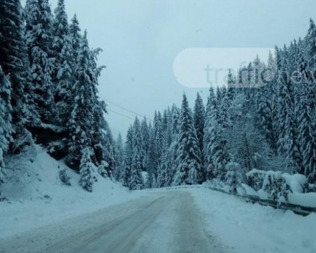 Нова снежна покривка в Смолянско! Въведоха ограничения по пътищата