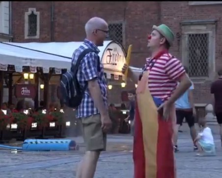 Помните ли низвергнатия от пловдивчани клоун? Негово шоу в Полша прави фурор в социалните мрежи ВИДЕО