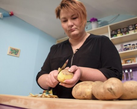 Рускиня уби любимия си, докато бели картофи