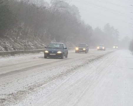 Снежната покривка в Смолянско е 35 см! Шофьорите да карат внимателно
