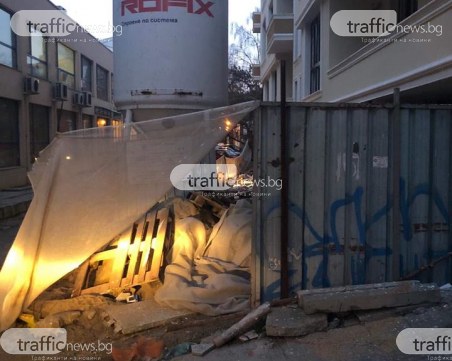 Пловдивска улица се превърна в строителна площадка  СНИМКИ