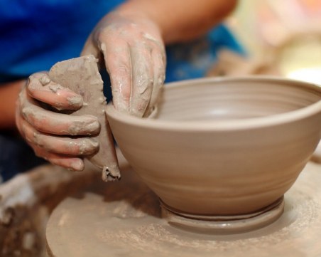 Учат деца от различни етноси в Пловдив на занаят