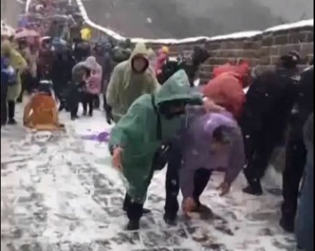 Великата китайска стена се превърна в ледена пързалка ВИДЕО