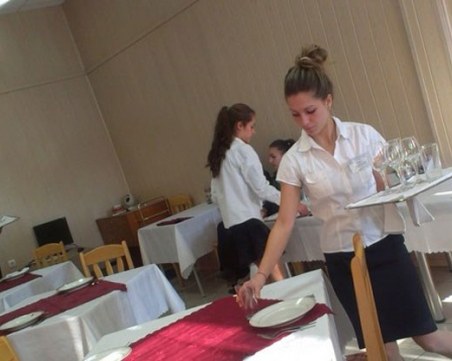 Закъсахме за работна ръка, 3 пъти повече наети чужденци за година