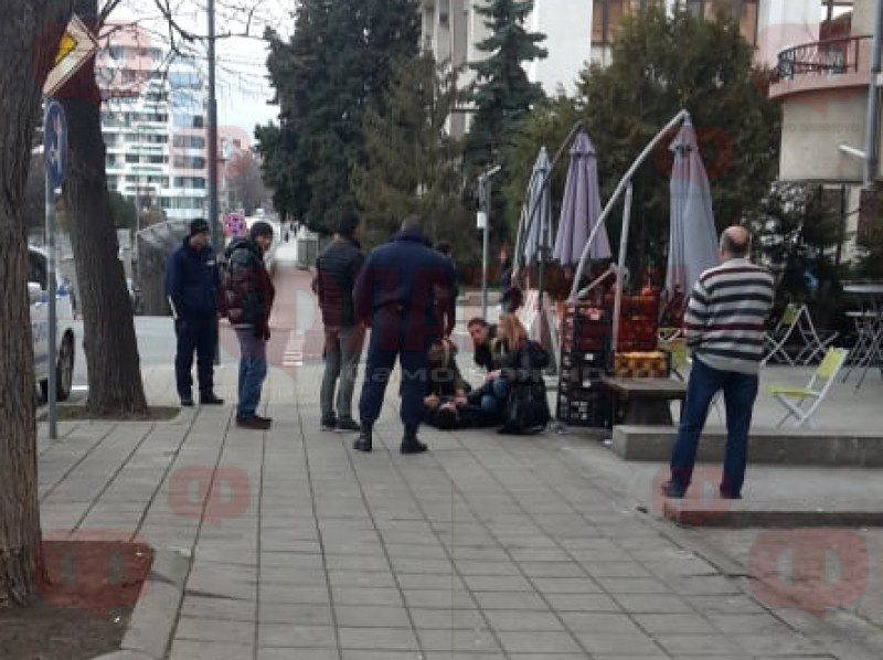 Изнасят полумъртъв млад мъж от жилищна сграда, друг лежи върху тротоар в Бургас
