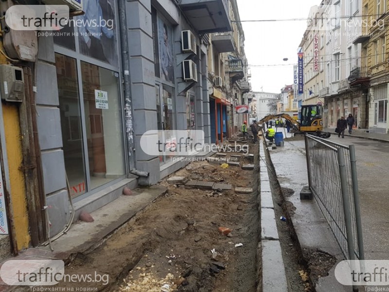 Минус 50% паркоместа: Разкопаха централна улица в Пловдив, правят я по подобие на 