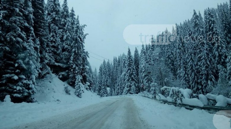 Нова снежна покривка в Смолянско! Въведоха ограничения по пътищата