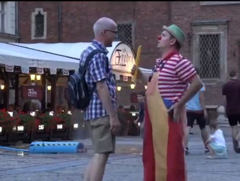 Помните ли низвергнатия от пловдивчани клоун? Негово шоу в Полша прави фурор в социалните мрежи ВИДЕО
