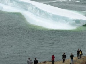 Крадци задигнаха 30 тона... вода от айсберг