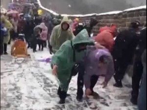 Великата китайска стена се превърна в ледена пързалка ВИДЕО