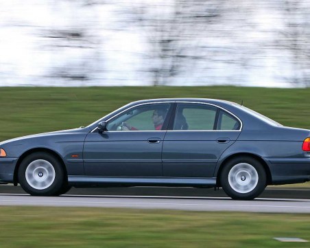 БМВ помете с бясна скорост пешеходец и избяга, мъжът е в болница