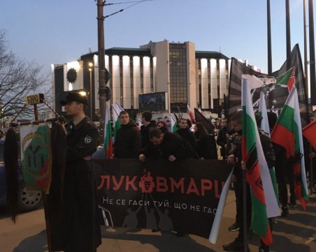 Германски и чешки националисти държат речи на Луковмарш СНИМКИ